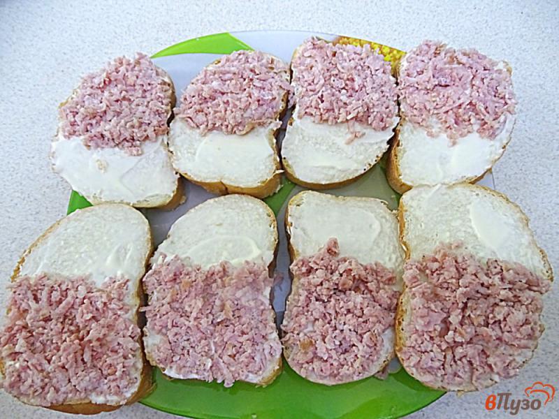 Фото приготовление рецепта: Бутерброды с колбасой и помидорами шаг №4