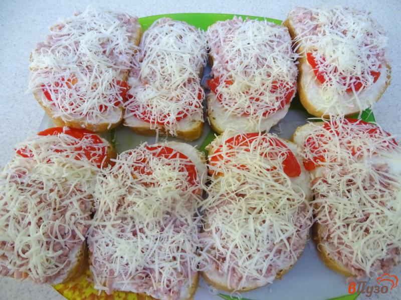 Фото приготовление рецепта: Бутерброды с колбасой и помидорами шаг №6