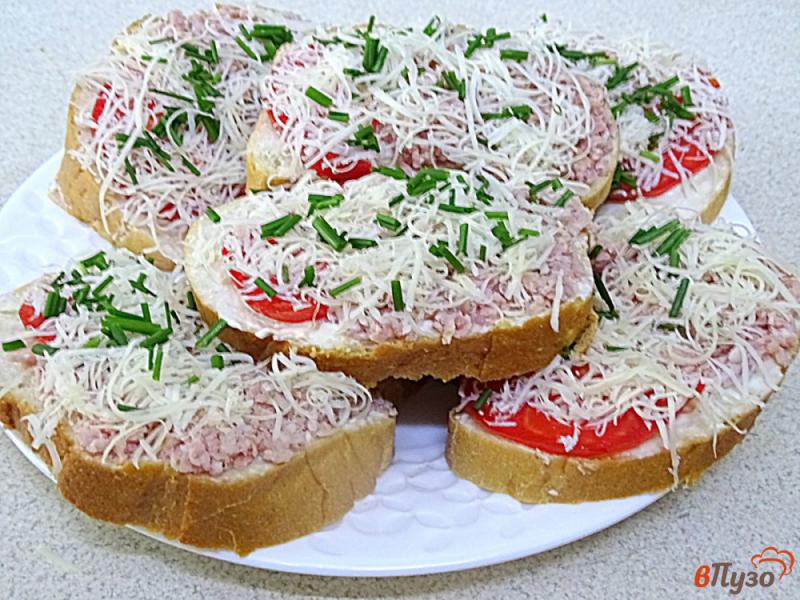 Фото приготовление рецепта: Бутерброды с колбасой и помидорами шаг №8