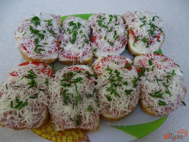 Фото приготовление рецепта: Бутерброды с колбасой и помидорами шаг №7