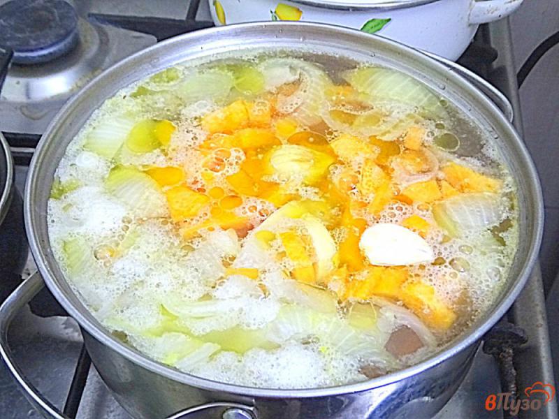 Фото приготовление рецепта: Суп пюре из тыквы и плавленого сыра шаг №8