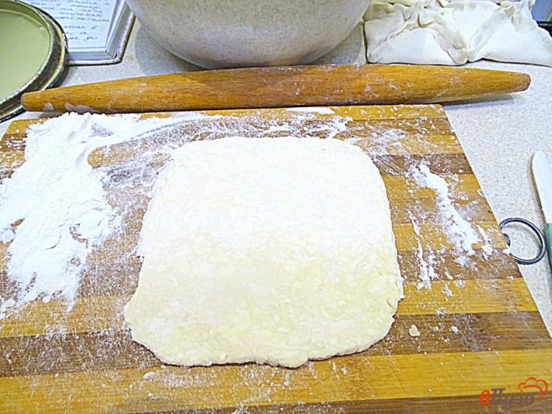 Фото приготовление рецепта: Слоёное тесто и пирожки с ним шаг №6