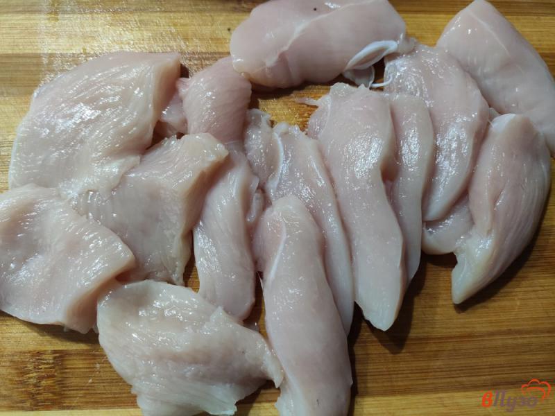 Фото приготовление рецепта: Жареное куриное филе с чесноком и укропом шаг №3