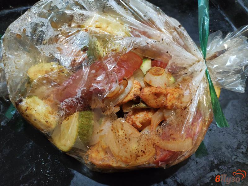 Фото приготовление рецепта: Запечённое овощное рагу с курином филе шаг №8