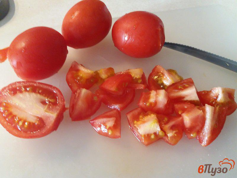 Фото приготовление рецепта: Овощной салат из свежей капусты и помидор шаг №2