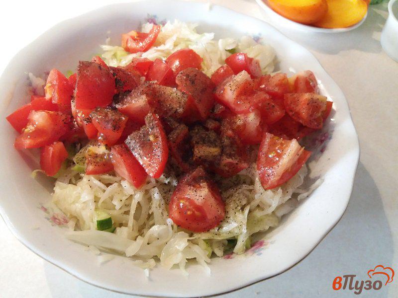 Фото приготовление рецепта: Овощной салат из свежей капусты и помидор шаг №4