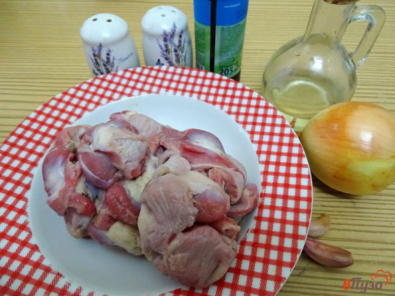 Фото приготовление рецепта: Подлива с куриными желудками и шампиньонами шаг №1