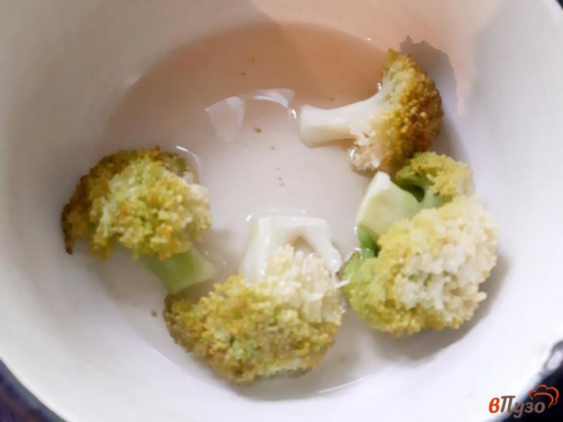 Фото приготовление рецепта: Запеканка из брокколи с яйцами и помидорами шаг №4