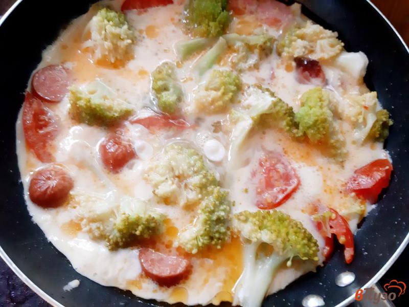 Фото приготовление рецепта: Запеканка из брокколи с яйцами и помидорами шаг №6