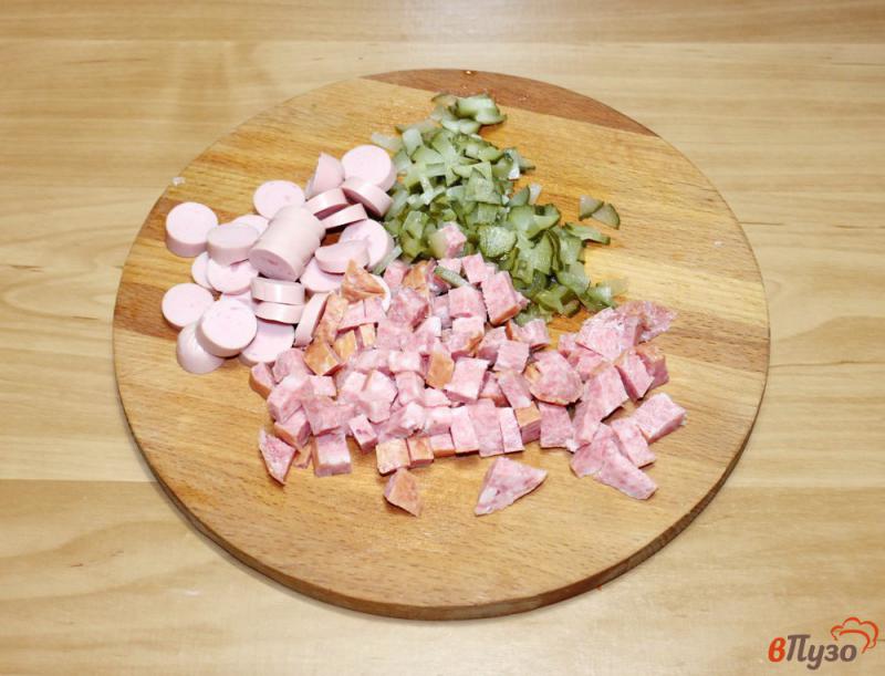 Фото приготовление рецепта: Рассольник с колбасой и сосисками шаг №4