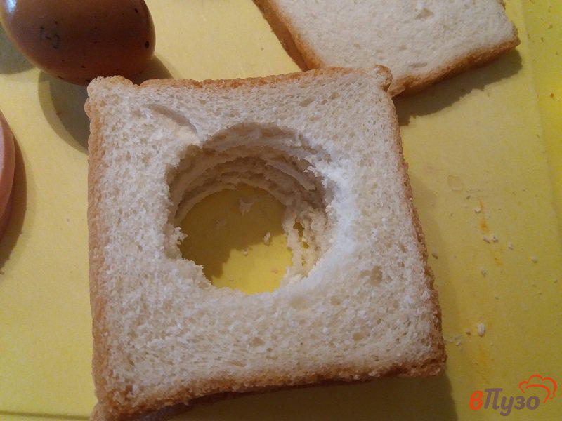 Фото приготовление рецепта: Яичница в  тостовом хлебе на завтрак шаг №2