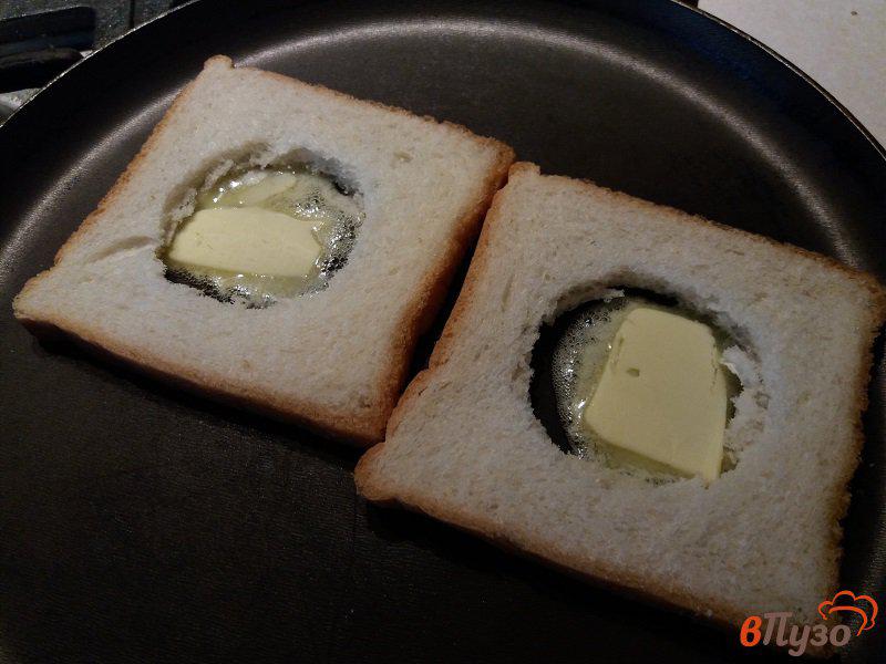 Фото приготовление рецепта: Яичница в  тостовом хлебе на завтрак шаг №4