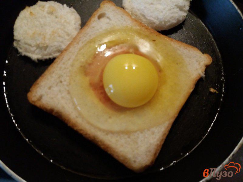 Фото приготовление рецепта: Яичница в  тостовом хлебе на завтрак шаг №5