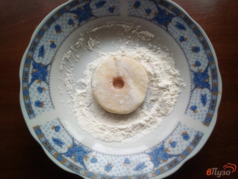Фото приготовление рецепта: Яблоки в кляре шаг №4