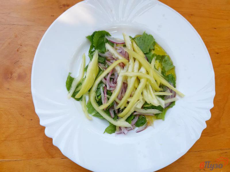 Фото приготовление рецепта: Салат овощной с оливками шаг №4