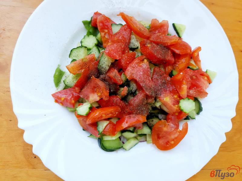 Фото приготовление рецепта: Салат овощной с оливками шаг №7
