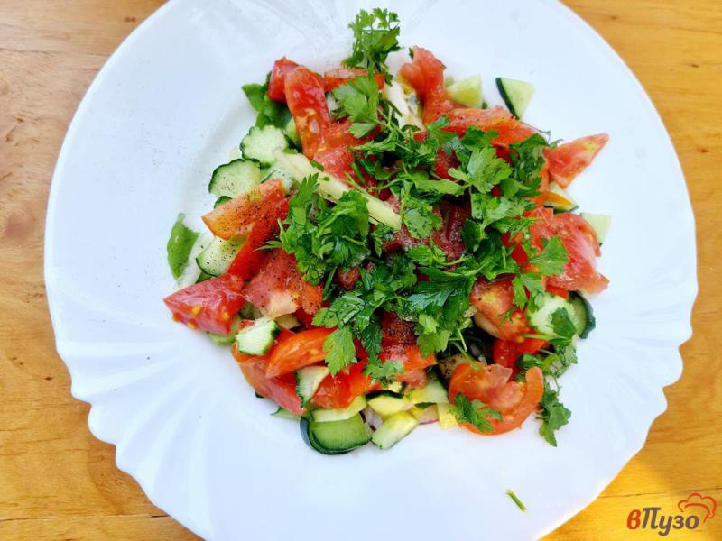 Фото приготовление рецепта: Салат овощной с оливками шаг №8