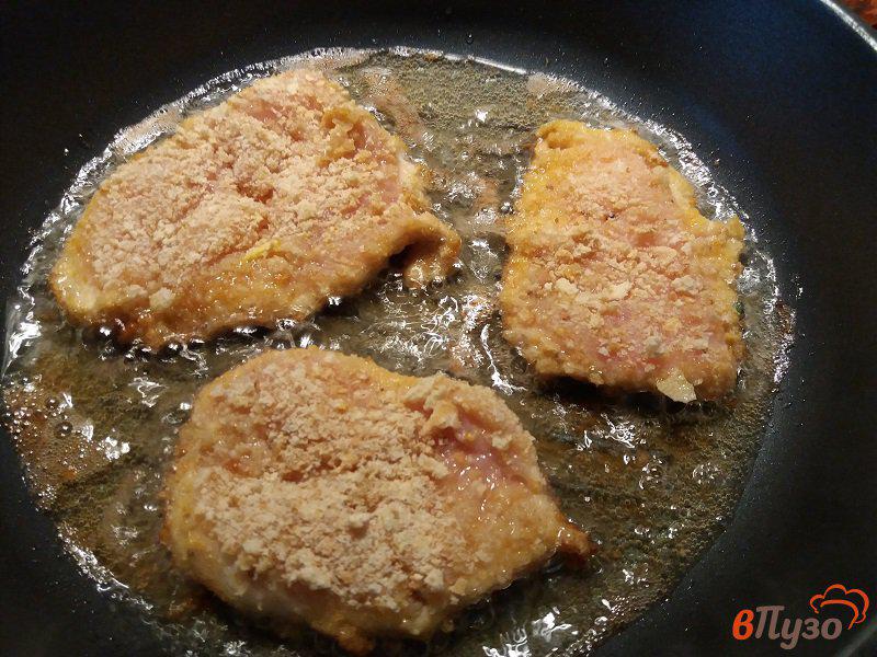 Фото приготовление рецепта: Отбивные из куриного филе в горчичном маринаде шаг №8