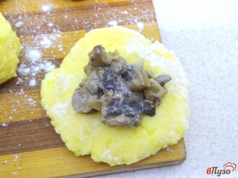 Фото приготовление рецепта: Картопляники с грибами шаг №7
