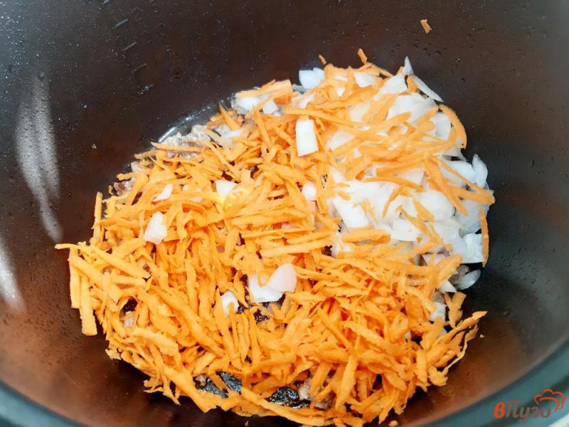 Фото приготовление рецепта: Плов с морковью и свининой шаг №4