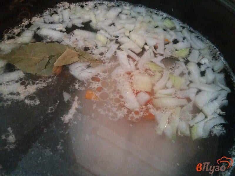 Фото приготовление рецепта: Суп куриный с овсяными хлопьями шаг №3