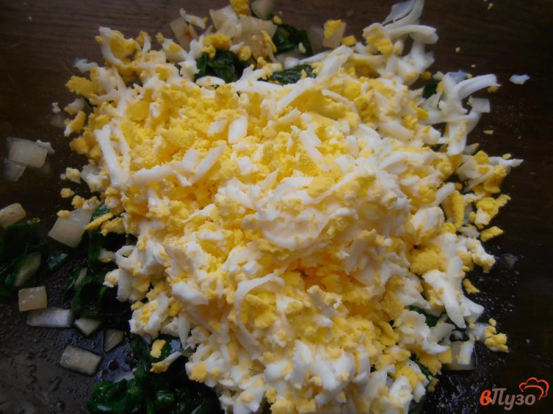 Фото приготовление рецепта: Салат из шпината с яйцами шаг №7