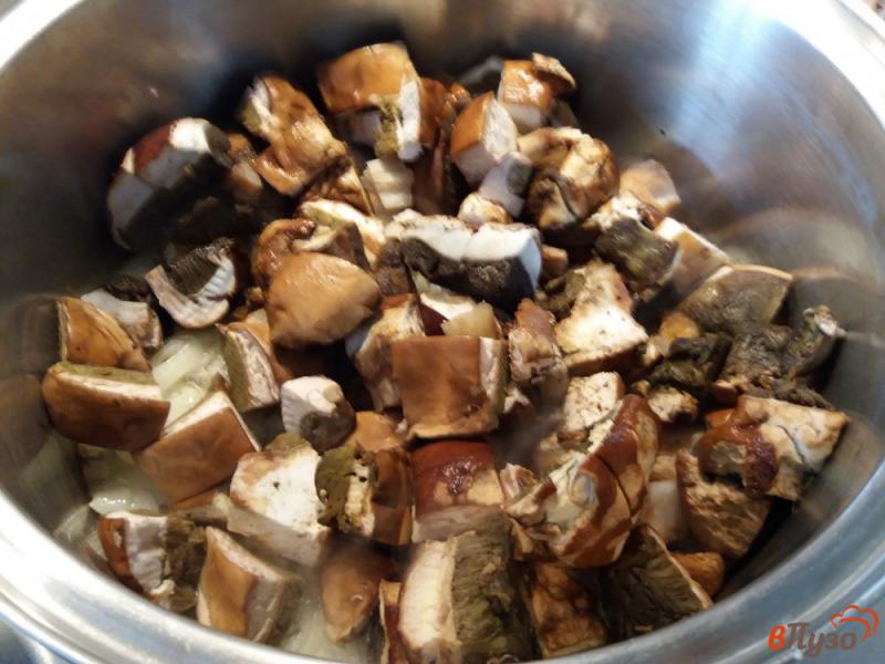 Фото приготовление рецепта: Тушеный картофель с белыми грибами шаг №4