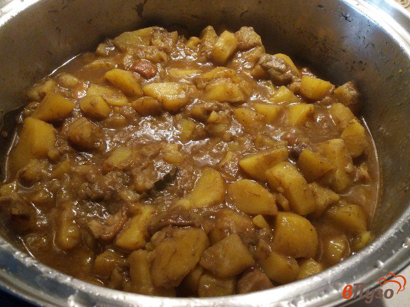 Фото приготовление рецепта: Тушеный картофель с белыми грибами шаг №8