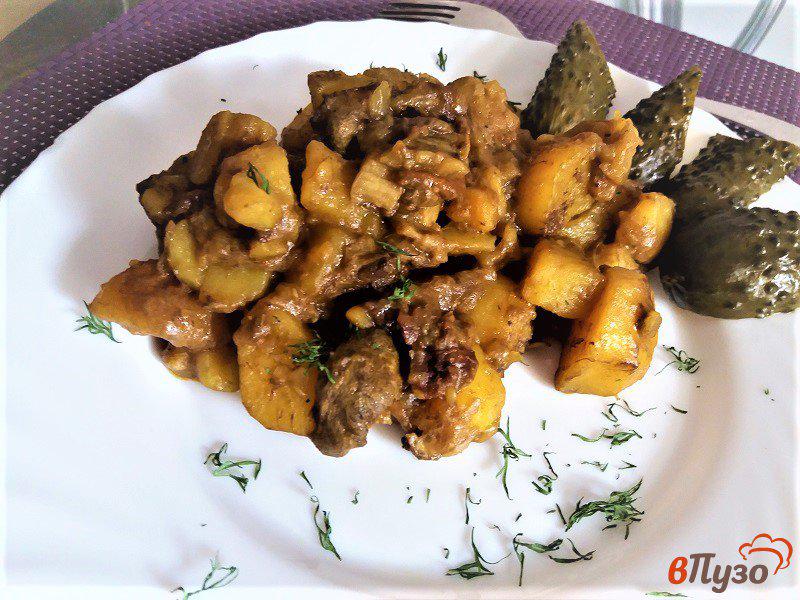 Фото приготовление рецепта: Тушеный картофель с белыми грибами шаг №9
