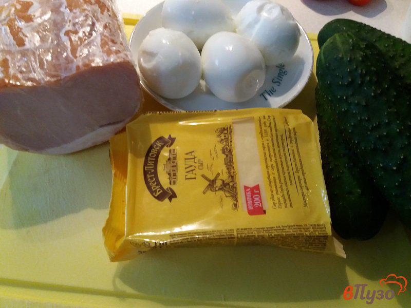 Фото приготовление рецепта: Салат с ветчиной и свежими огурцами шаг №1
