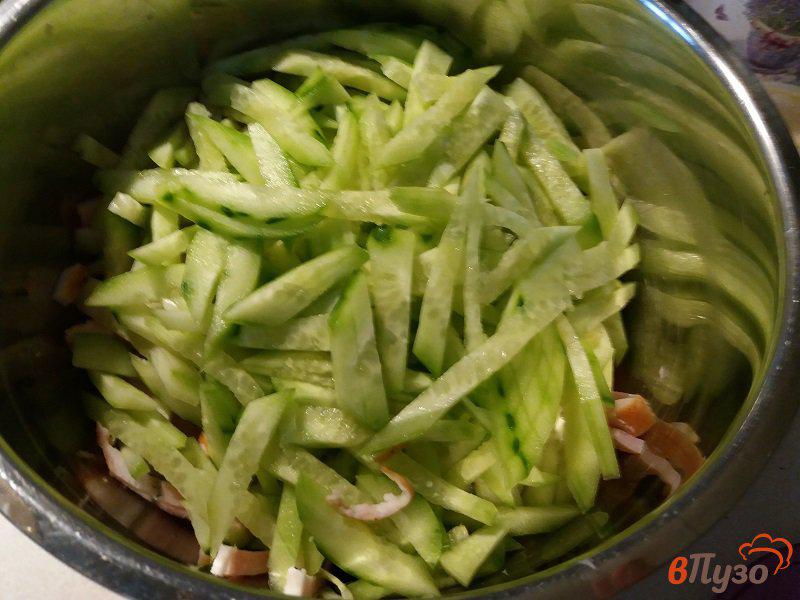 Фото приготовление рецепта: Салат с ветчиной и свежими огурцами шаг №4