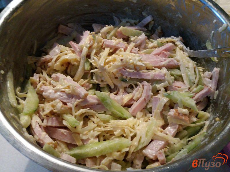 Фото приготовление рецепта: Салат с ветчиной и свежими огурцами шаг №6