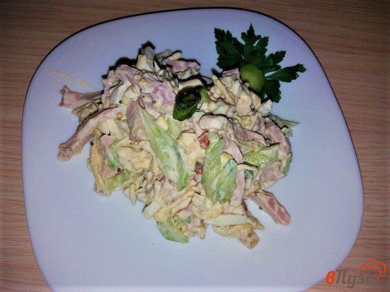 Фото приготовление рецепта: Салат с ветчиной и свежими огурцами шаг №10