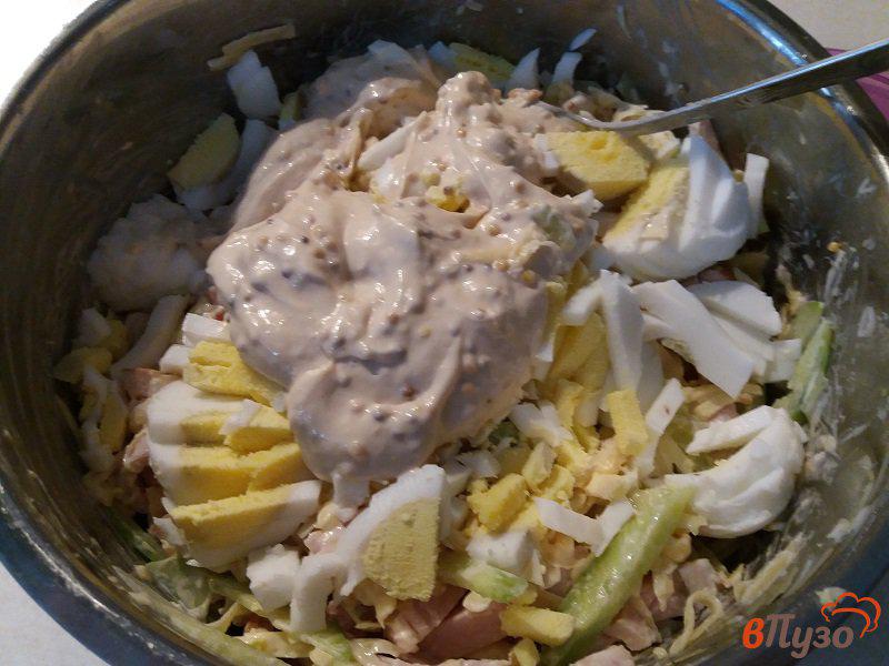 Фото приготовление рецепта: Салат с ветчиной и свежими огурцами шаг №8