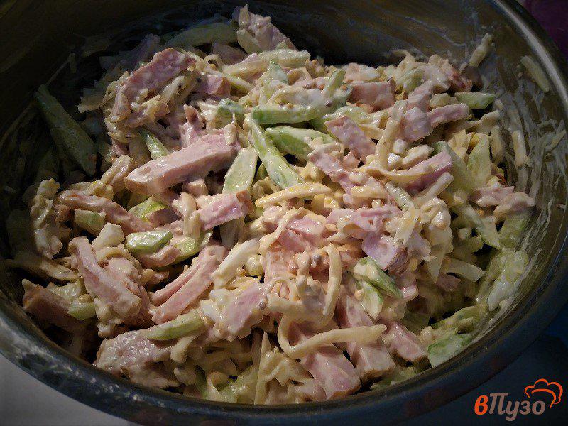 Фото приготовление рецепта: Салат с ветчиной и свежими огурцами шаг №9