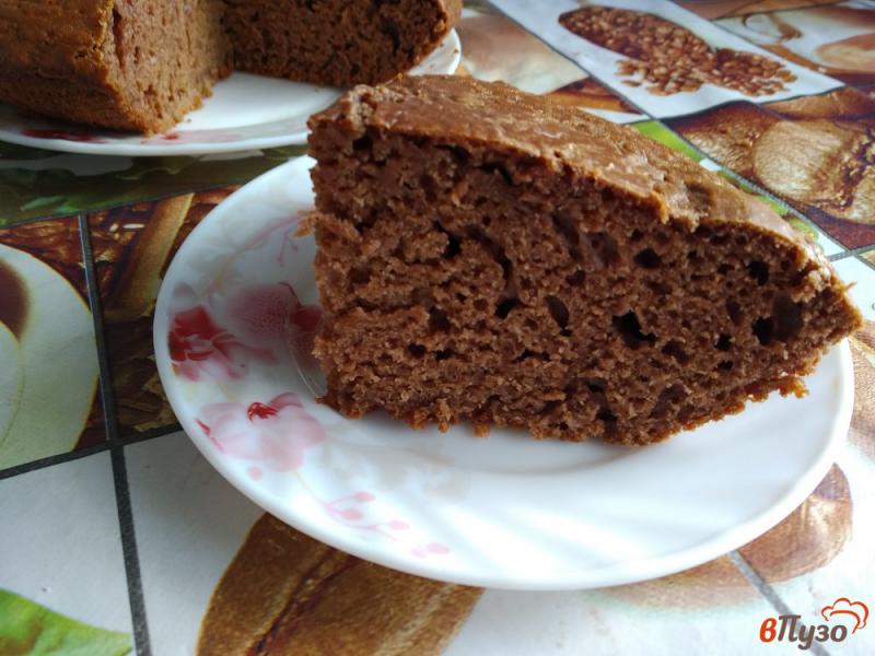 Фото приготовление рецепта: Шоколадный пирог на ряженке шаг №7