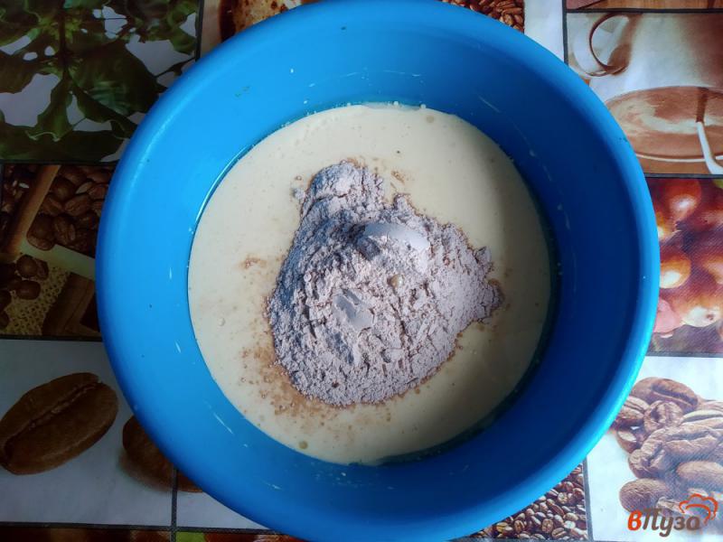 Фото приготовление рецепта: Шоколадный пирог на ряженке шаг №3