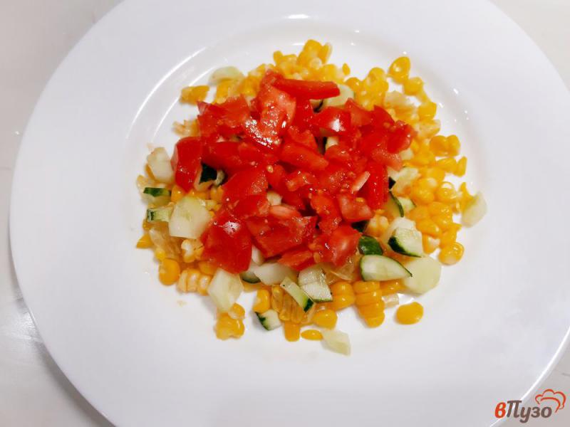 Фото приготовление рецепта: Салат овощной с кукурузой шаг №3