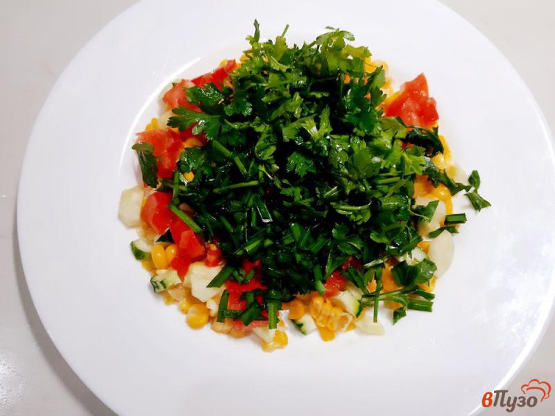 Фото приготовление рецепта: Салат овощной с кукурузой шаг №4