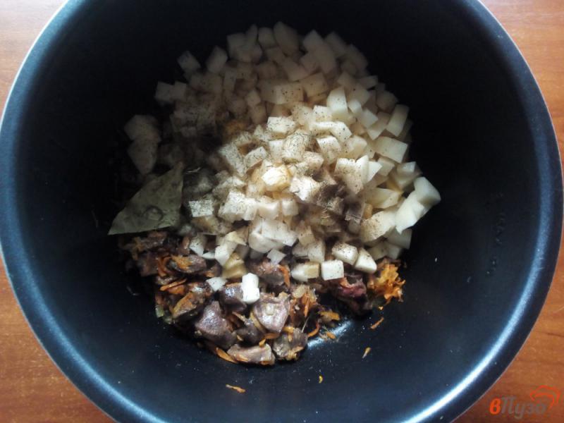 Фото приготовление рецепта: Картофель с утиными потрохами в мультиварке шаг №4