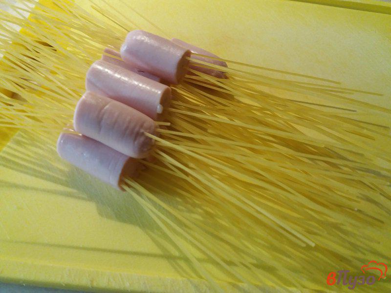 Фото приготовление рецепта: Осьминожки для деток из сосисок и спагетти шаг №3