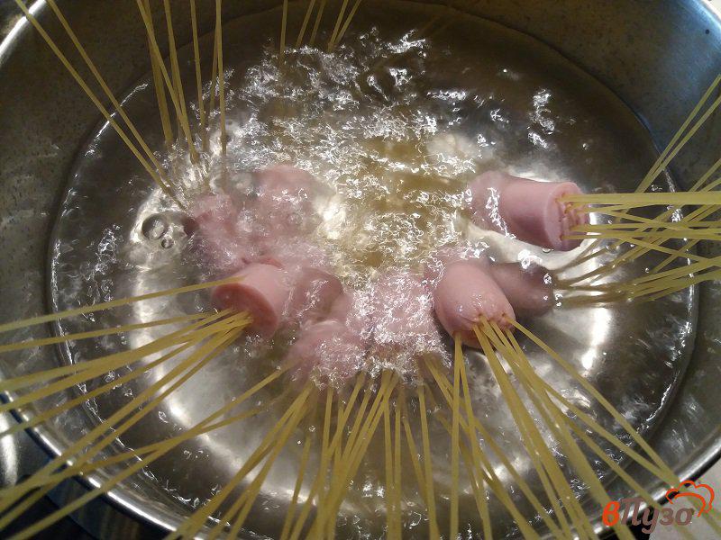 Фото приготовление рецепта: Осьминожки для деток из сосисок и спагетти шаг №4