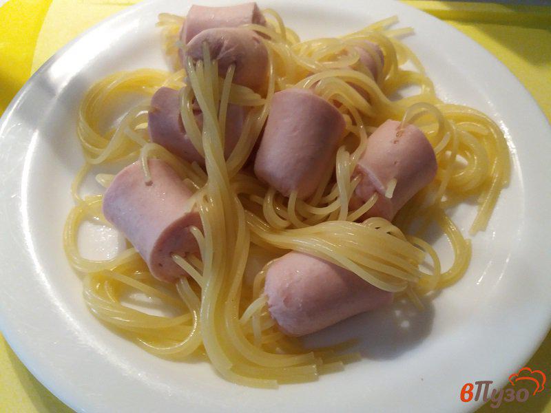 Фото приготовление рецепта: Осьминожки для деток из сосисок и спагетти шаг №5