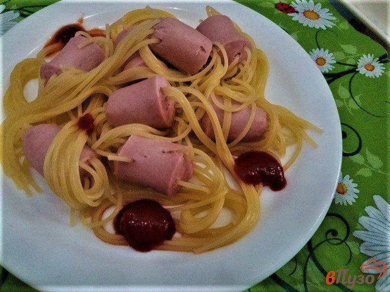 Фото приготовление рецепта: Осьминожки для деток из сосисок и спагетти шаг №6