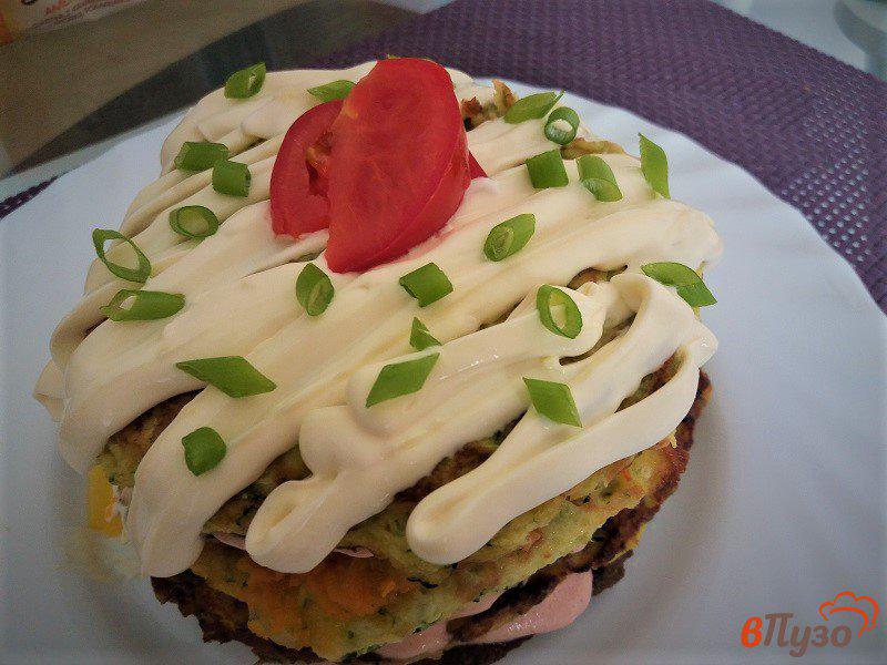 Фото приготовление рецепта: Закусочный  торт из печени и кабачка шаг №14