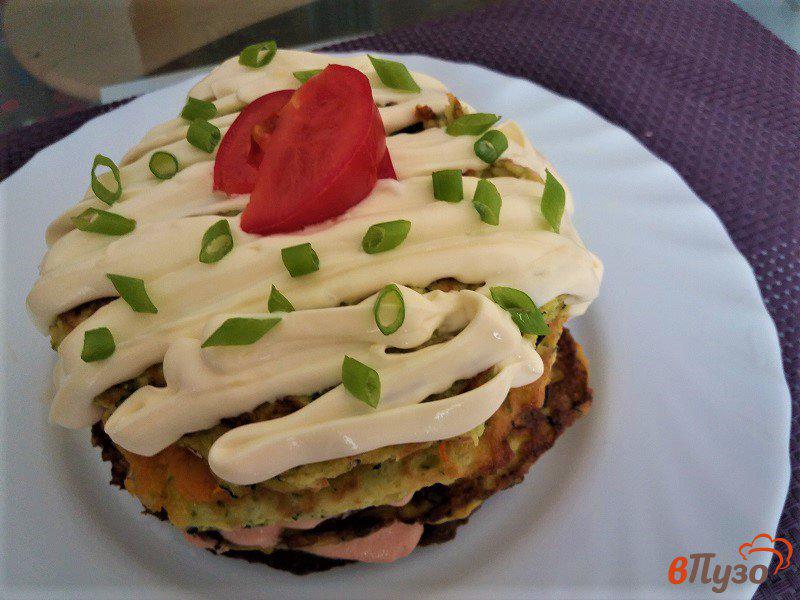 Фото приготовление рецепта: Закусочный  торт из печени и кабачка шаг №15