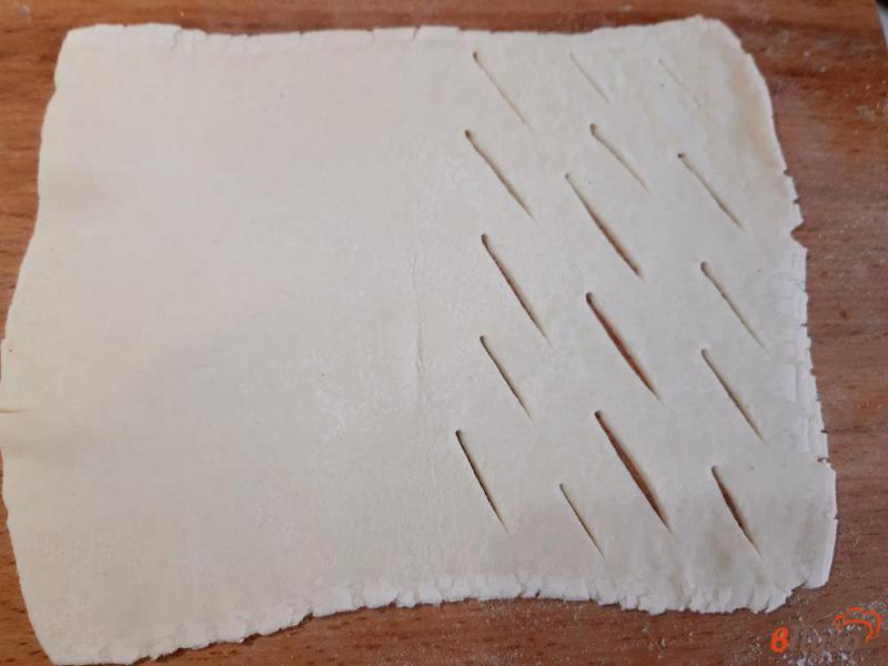Фото приготовление рецепта: Слоеные пирожки с консервированным тунцом шаг №3