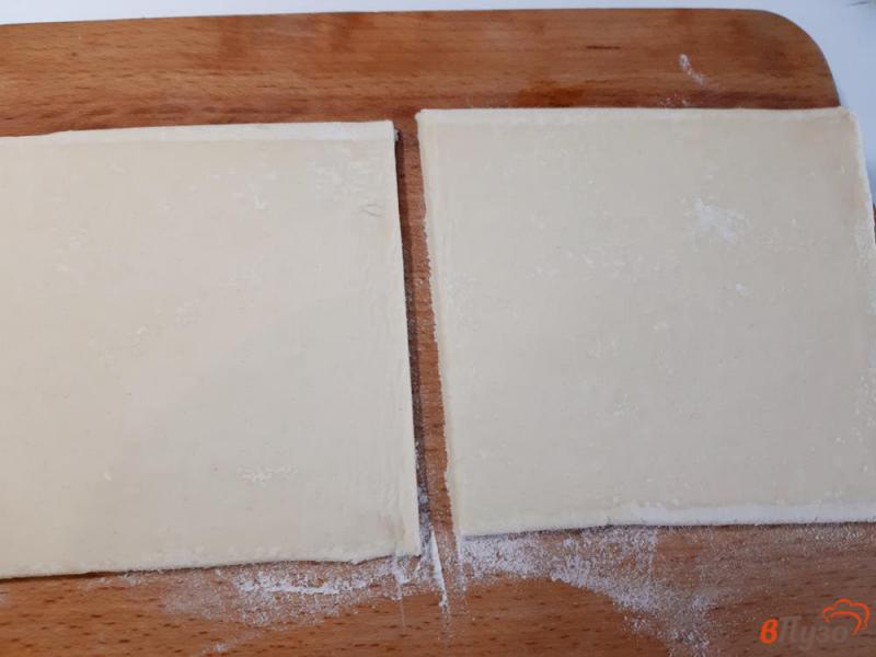 Фото приготовление рецепта: Слоеные пирожки с консервированным тунцом шаг №2