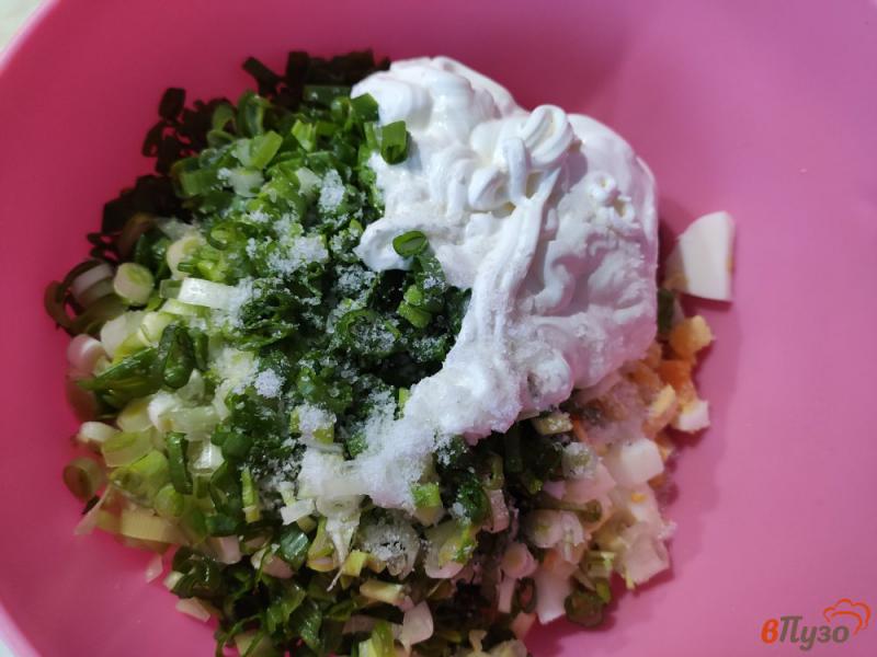 Фото приготовление рецепта: Овощной салат с яйцами и сметаной шаг №4