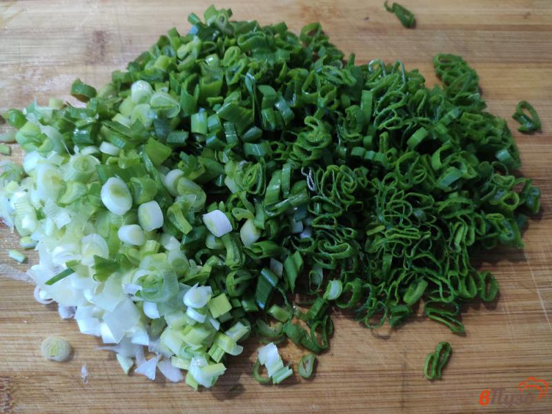 Фото приготовление рецепта: Овощной салат с яйцами и сметаной шаг №3